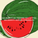 En avant-plan, nous voyons une illustration d’une tranche de melon d’eau, placée devant le melon au complet. La chair du fruit est colorée d’un rouge vif et sa peau est verte, avec des rayures ondulées noires. Les graines du fruit sont aussi noires et leur forme ressemble presque à des larmes. Au centre de l’image se trouvent les mots “Solidarité à travers les luttes/Solidarity across struggles”.