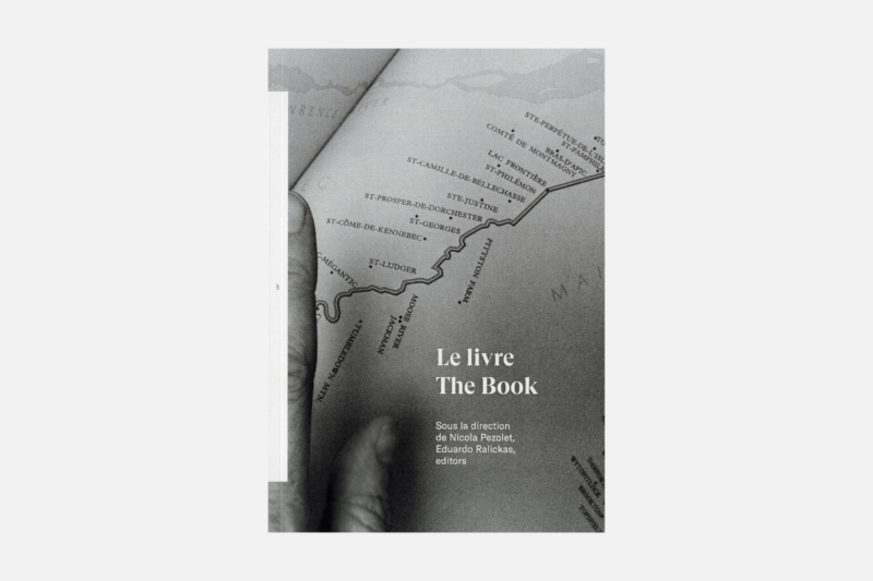 Image par © Nelson Henricks. Pezolet, Nicola [éd.] et Ralickas, Eduardo [éd.]. Le livre/Sous la direction de Nicola Pezolet et Eduardo Ralickas. Coll.:  Les lieux des savoirs photographiques. Montréal, Qc: Éditions Artexte en collaboration avec Formes actuelles de l'expérience photographique (FAEP), 2022