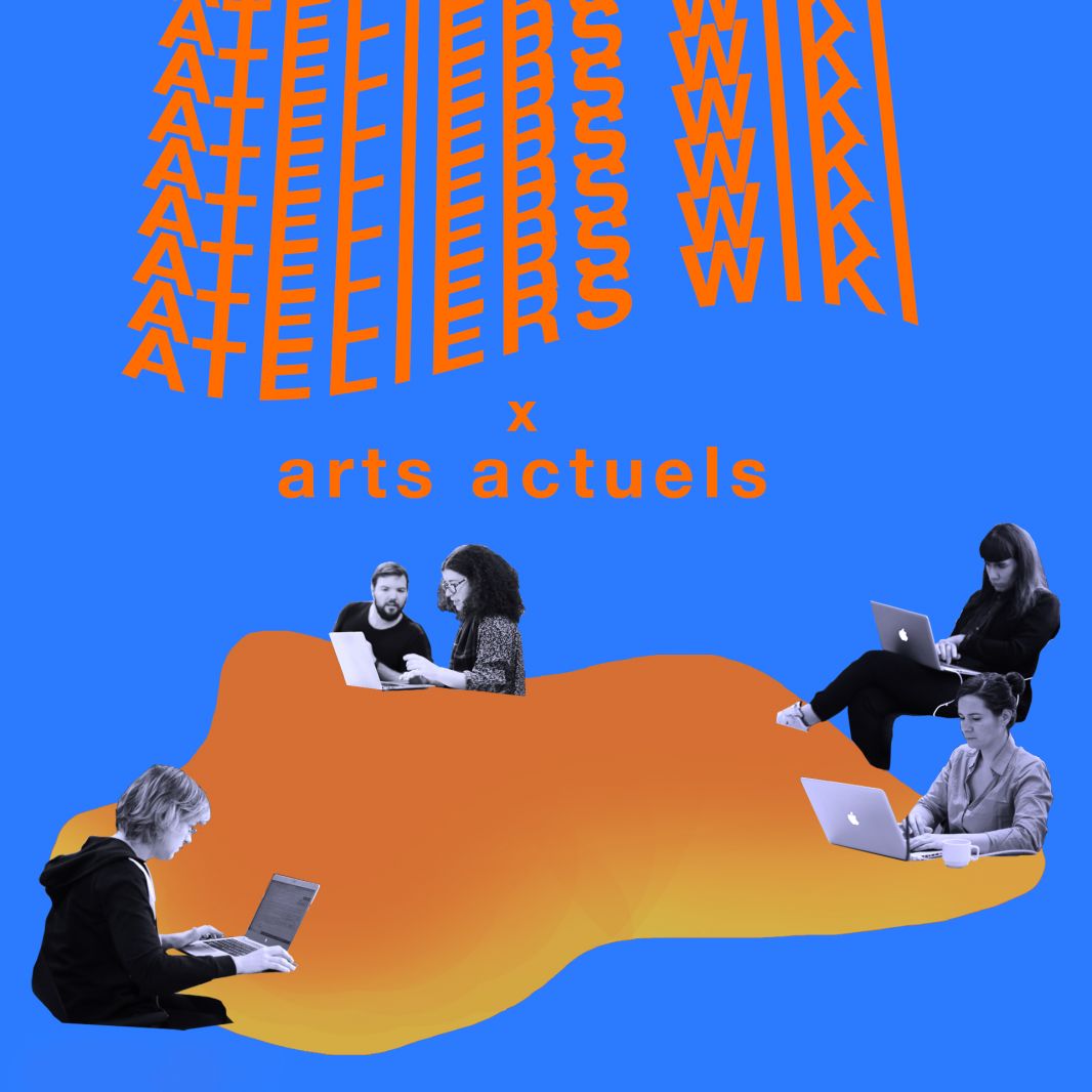 Sur un fond uni bleu moyen, la superposition répétées et ondulées du titre « Atelier wiki » « x » « arts actuels » écrit en orange occupe la partie supérieure centre du montage graphique. La partie inférieure de l’image est occupée par une masse organique orangée autour de laquelle s’imbriquent sur ses creux et contours cinq individus travaillant sur des ordinateurs portables. Grossièrement découpés de photos en noir et blanc, ce montage graphique donne un effet de collage.