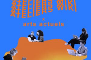 Sur un fond uni bleu moyen, la superposition répétées et ondulées du titre « Atelier wiki » « x » « arts actuels » écrit en orange occupe la partie supérieure centre du montage graphique. La partie inférieure de l’image est occupée par une masse organique orangée autour de laquelle s’imbriquent sur ses creux et contours cinq individus travaillant sur des ordinateurs portables. Grossièrement découpés de photos en noir et blanc, ce montage graphique donne un effet de collage.