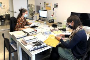 Image of Artexte Librarians Hélène Brousseau and Jessica Hébert at work.