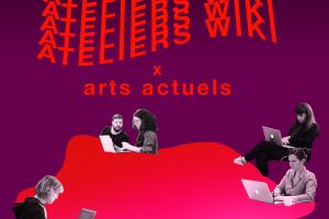 Sur un fond uni mauve foncé, la superposition répétée et ondulée du titre « Atelier wiki » « x » « arts actuels » écrit en rouge occupe la partie supérieure centre du montage graphique. La partie inférieure de l’image est occupée par une masse organique aux tons de rouge et de rose, et autour de laquelle s’imbriquent sur ses creux cinq individus travaillant sur des ordinateurs portables. Grossièrement découpés de photos en noir et blanc, le montage graphique de ces mêmes individus donne un effet de collage.