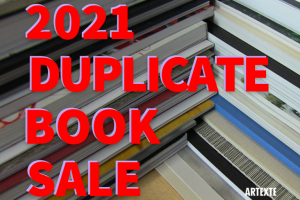 Sur un fond composé d'une photo de style close up, deux piles de livres forme un motif ligné en coin, alternant entre le blanc des pages et les couleurs des couvertures. En premier plan, occupant la partie gauche du montage visuel, nous pouvons lire "Vente de doubles 2021" écrit en rouge vif, doublé d'un violet clair pour créer un effet d'optique