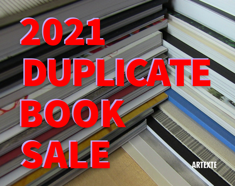 Sur un fond composé d'une photo de style close up, deux piles de livres forme un motif ligné en coin, alternant entre le blanc des pages et les couleurs des couvertures. En premier plan, occupant la partie gauche du montage visuel, nous pouvons lire "Vente de doubles 2021" écrit en rouge vif, doublé d'un violet clair pour créer un effet d'optique