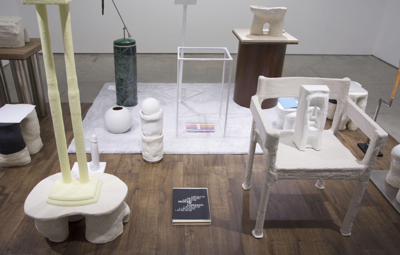 Photographie couleur de format paysage montrant une vue rapprochée de sculptures de formes, matériaux et couleurs variés.