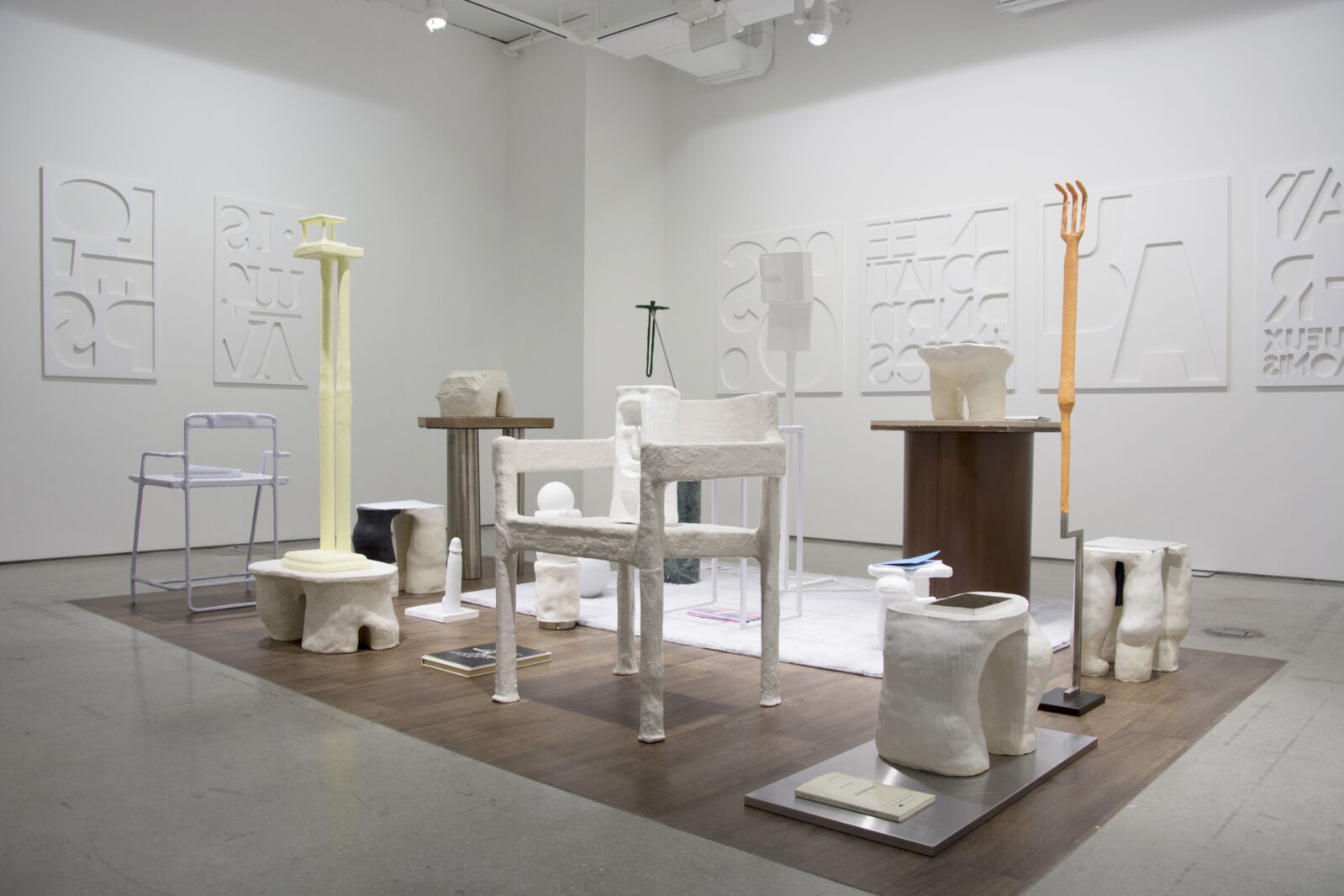 Photographie couleur de format paysage montrant les sculptures variées représentant l'alphabet de Rad Hourani, au sein de l'exposition « Classe de langue »