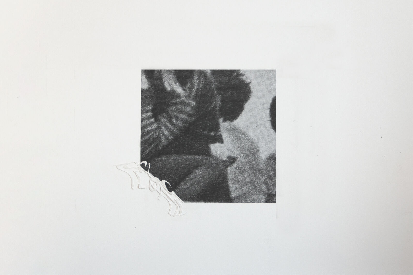 Photographie format carré d'une oeuvre d'art de Fanny Latreille. Sur un fond blanc se trouve une photographie carrée en noir et blanc où l'on peut apercevoir deux corps, avec des lettres blanches dans le coin inférieur gauche.